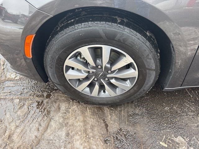 Used 2022 Chrysler Pacifica Touring-L w/ Uconnect Theater Family Group image 47