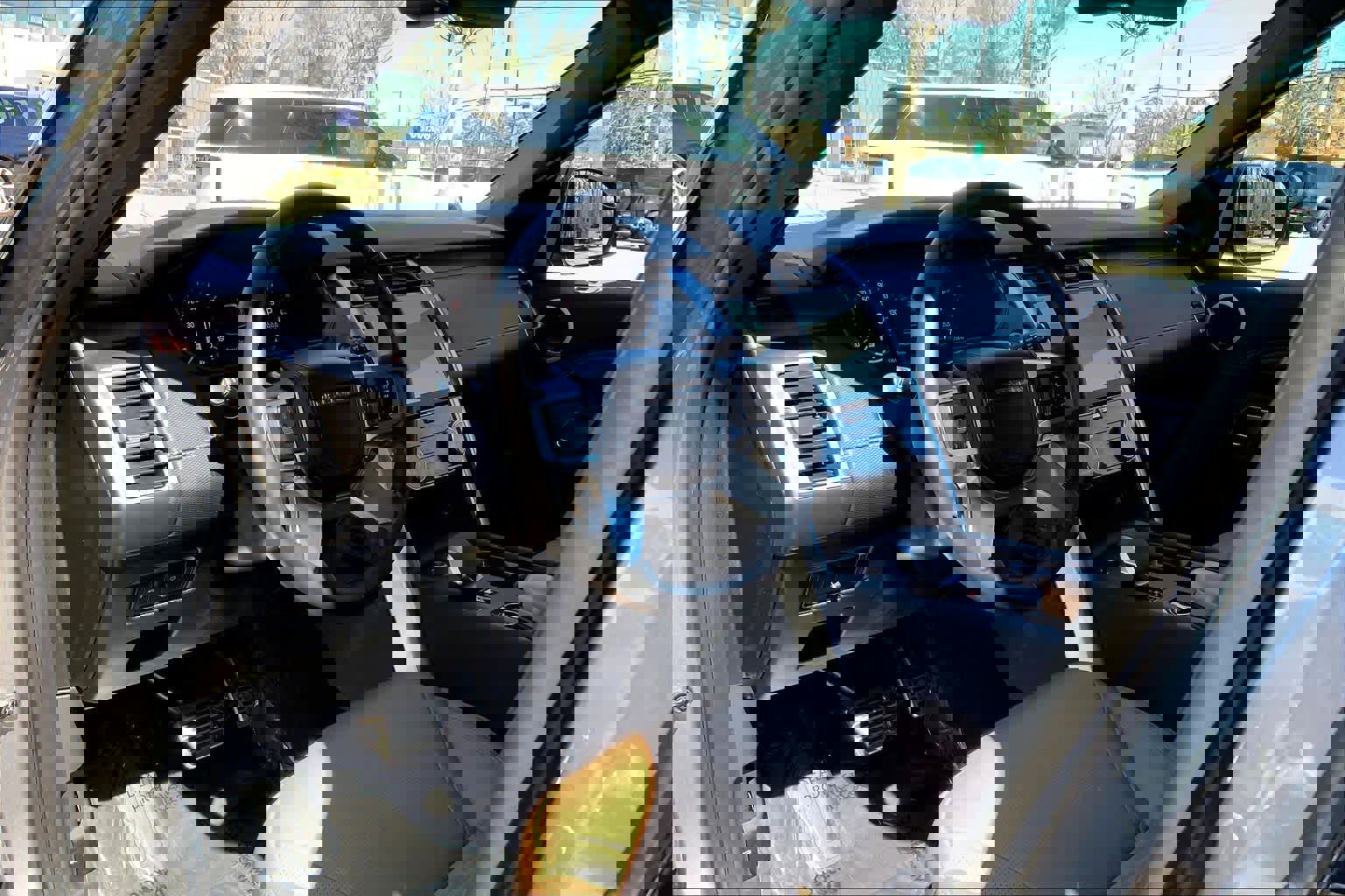 Used 2025 Land Rover Discovery Dynamic SE image 16