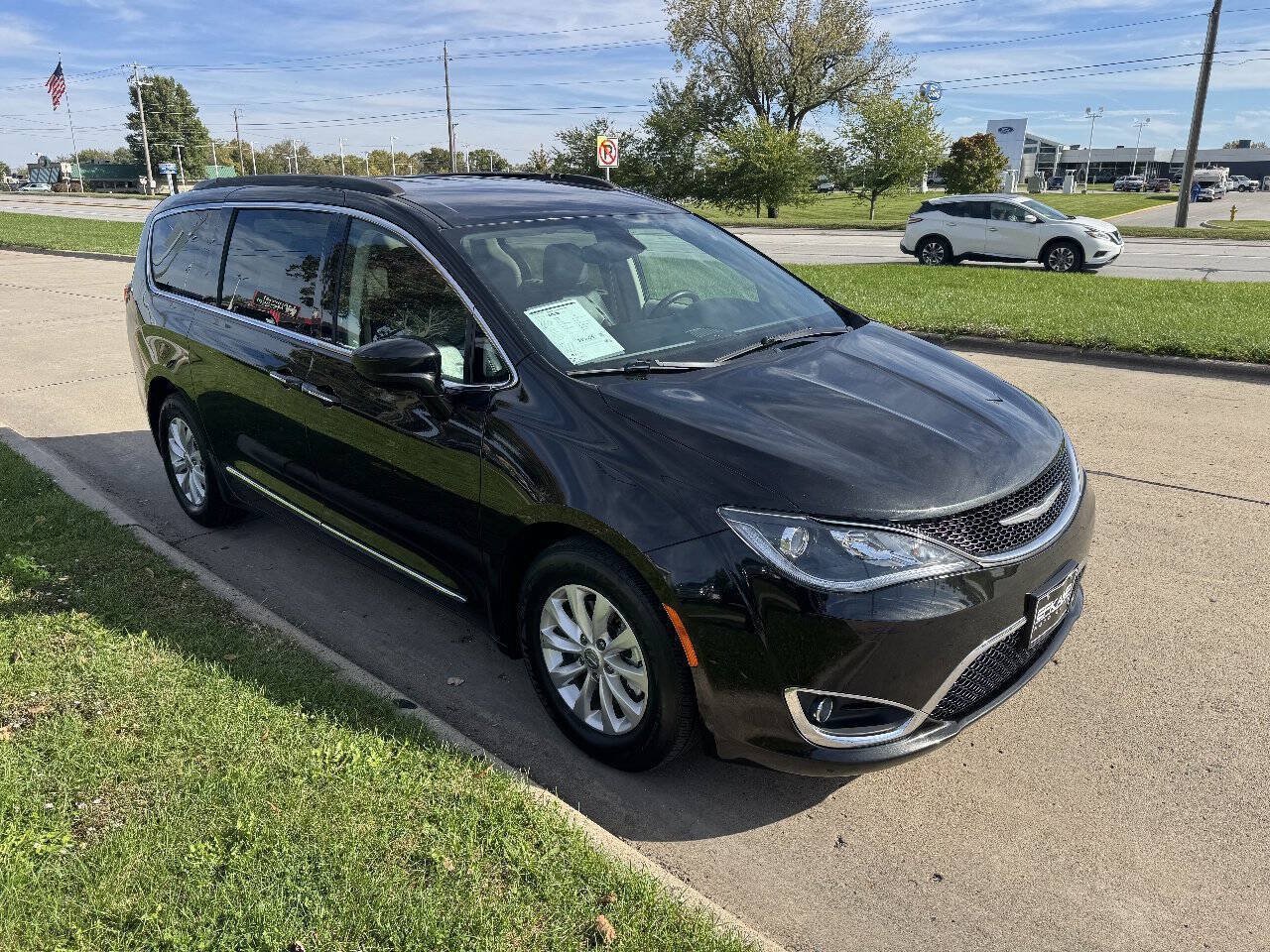 Used 2017 Chrysler Pacifica Touring-L FWD image 7