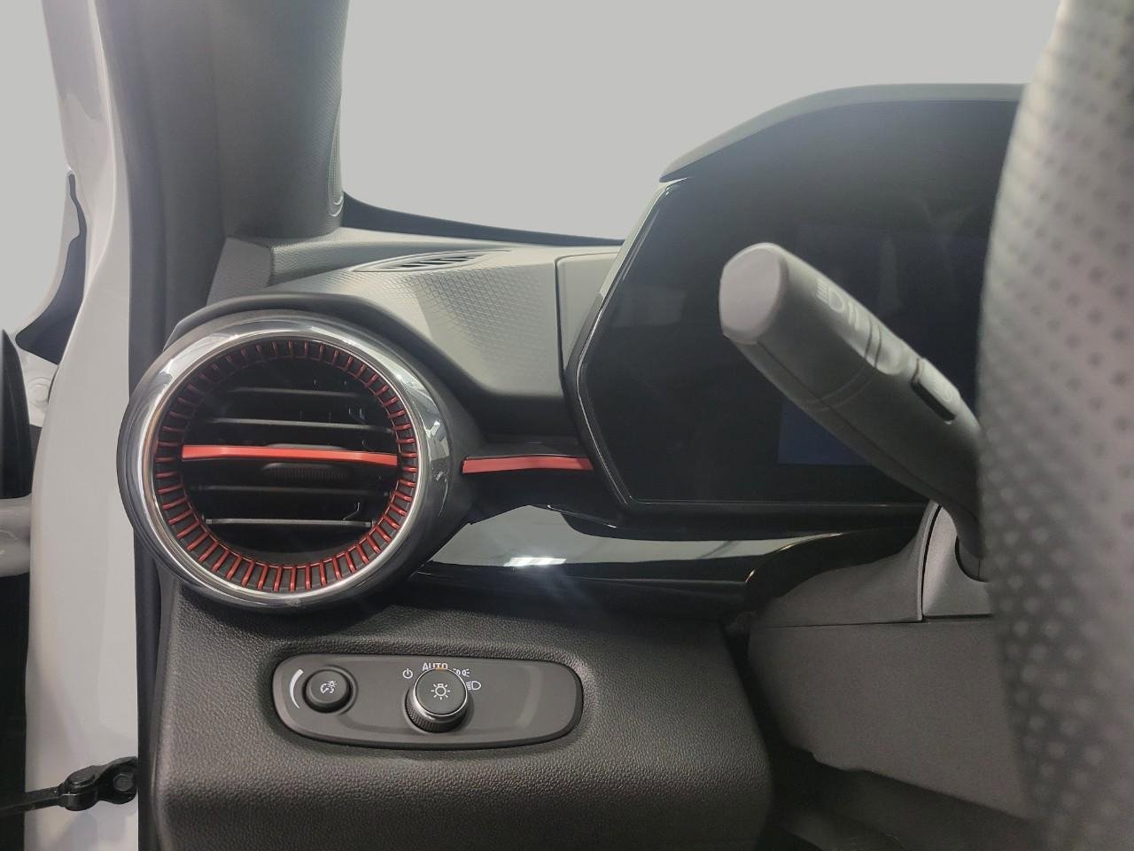 Used 2025 Chevrolet Trax RS w/ Sunroof Package image 9