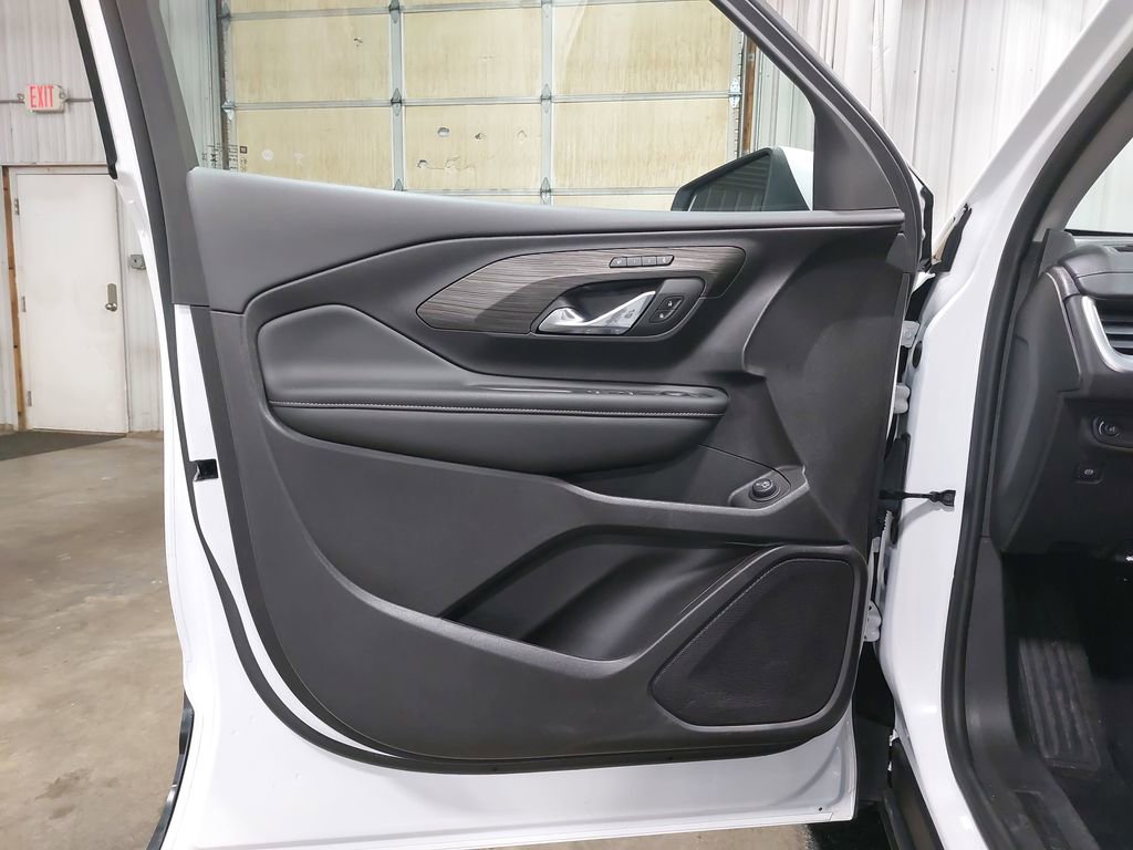 Used 2024 GMC Terrain SLT image 28