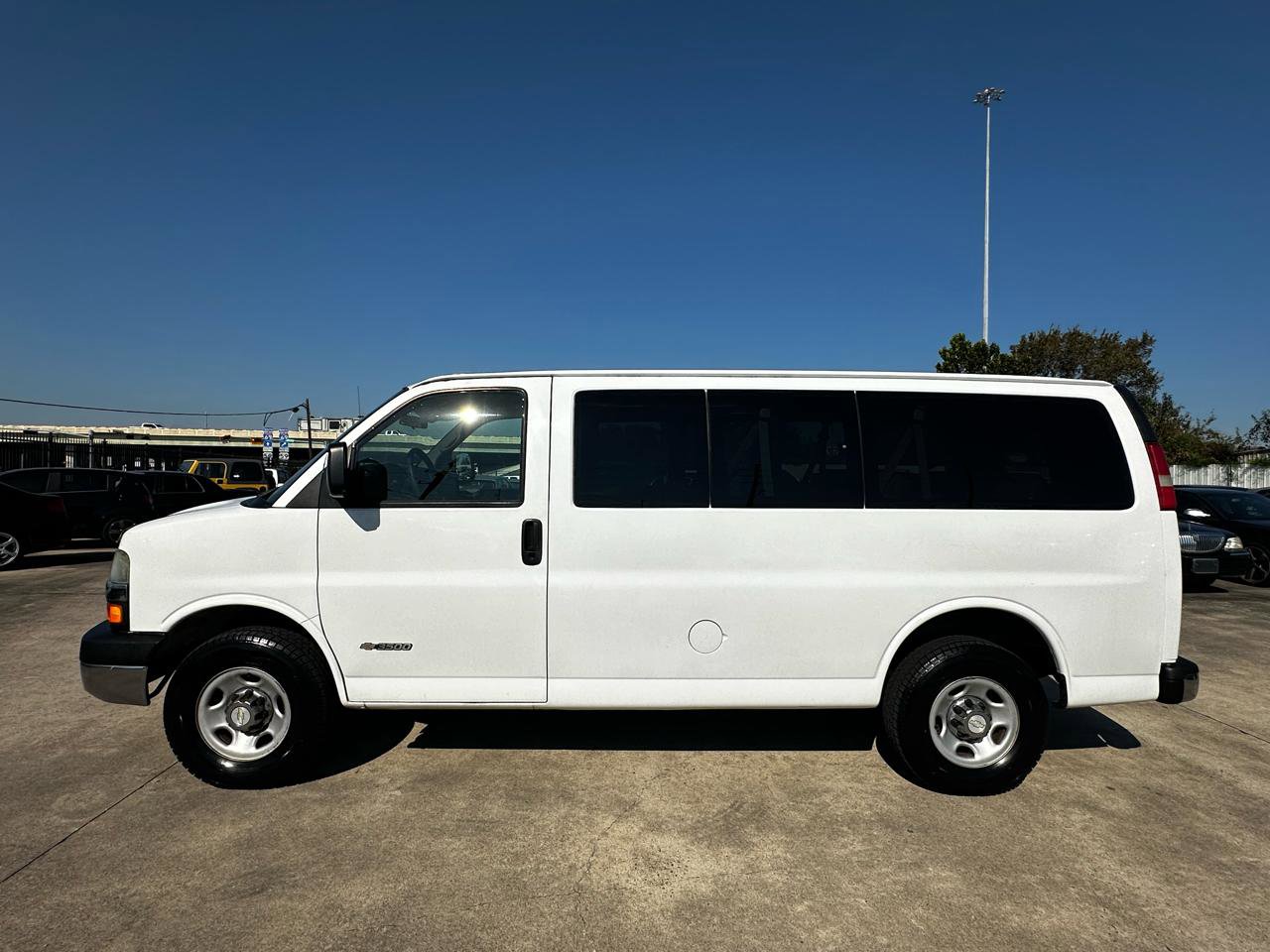 Used 2006 Chevrolet Express 3500 Passenger w/ LT Preferred Equipment Group RWD image 2