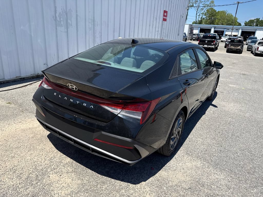 Used 2024 Hyundai Elantra SEL FWD image 7