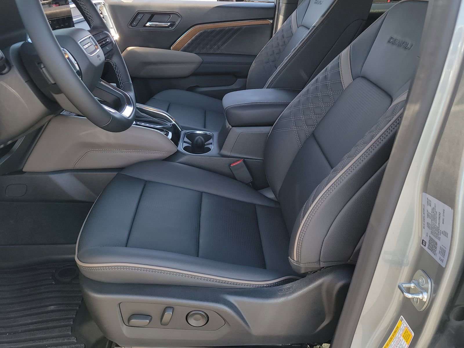 Used 2024 GMC Canyon Denali image 6