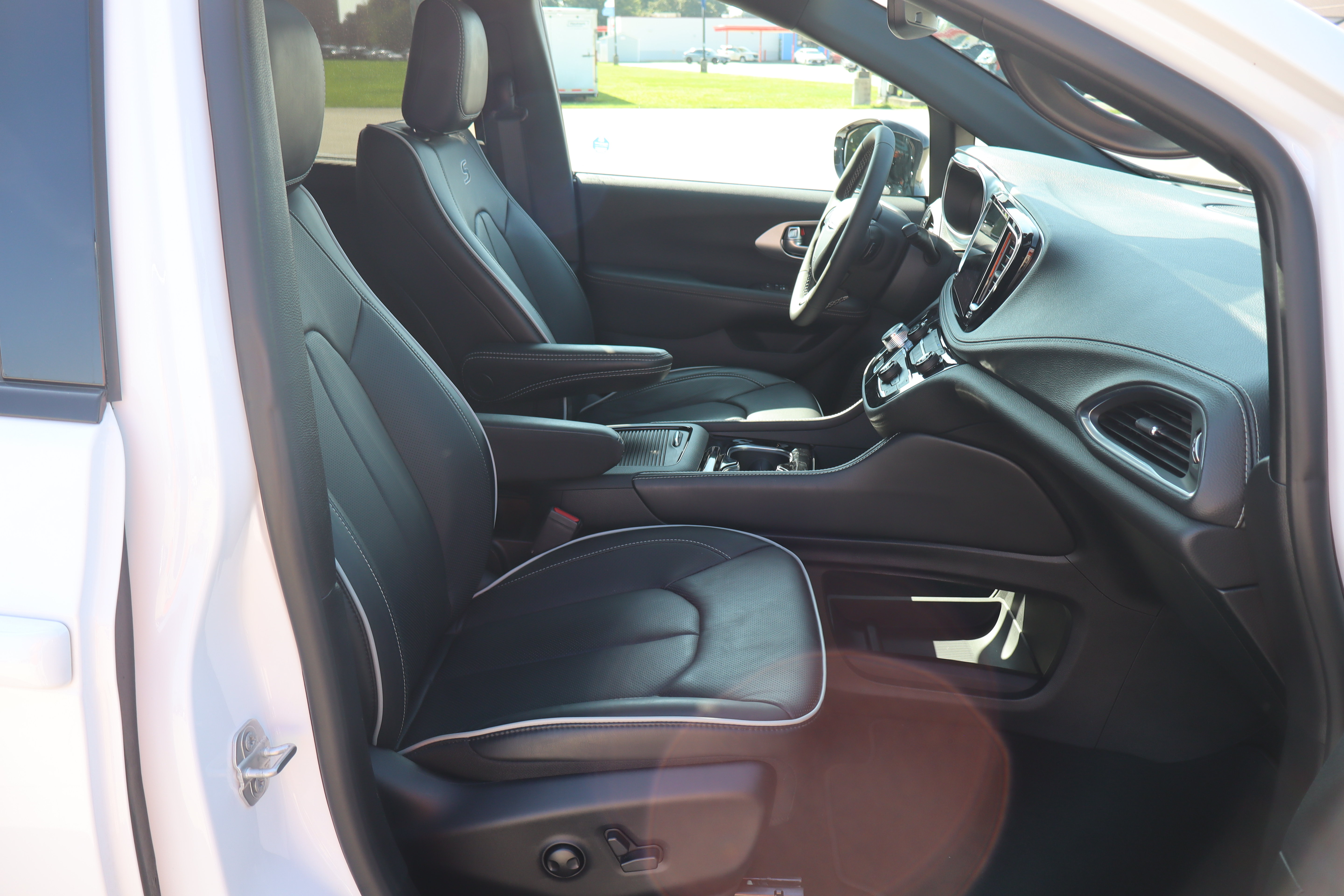 Used 2025 Chrysler Pacifica Limited FWD image 14