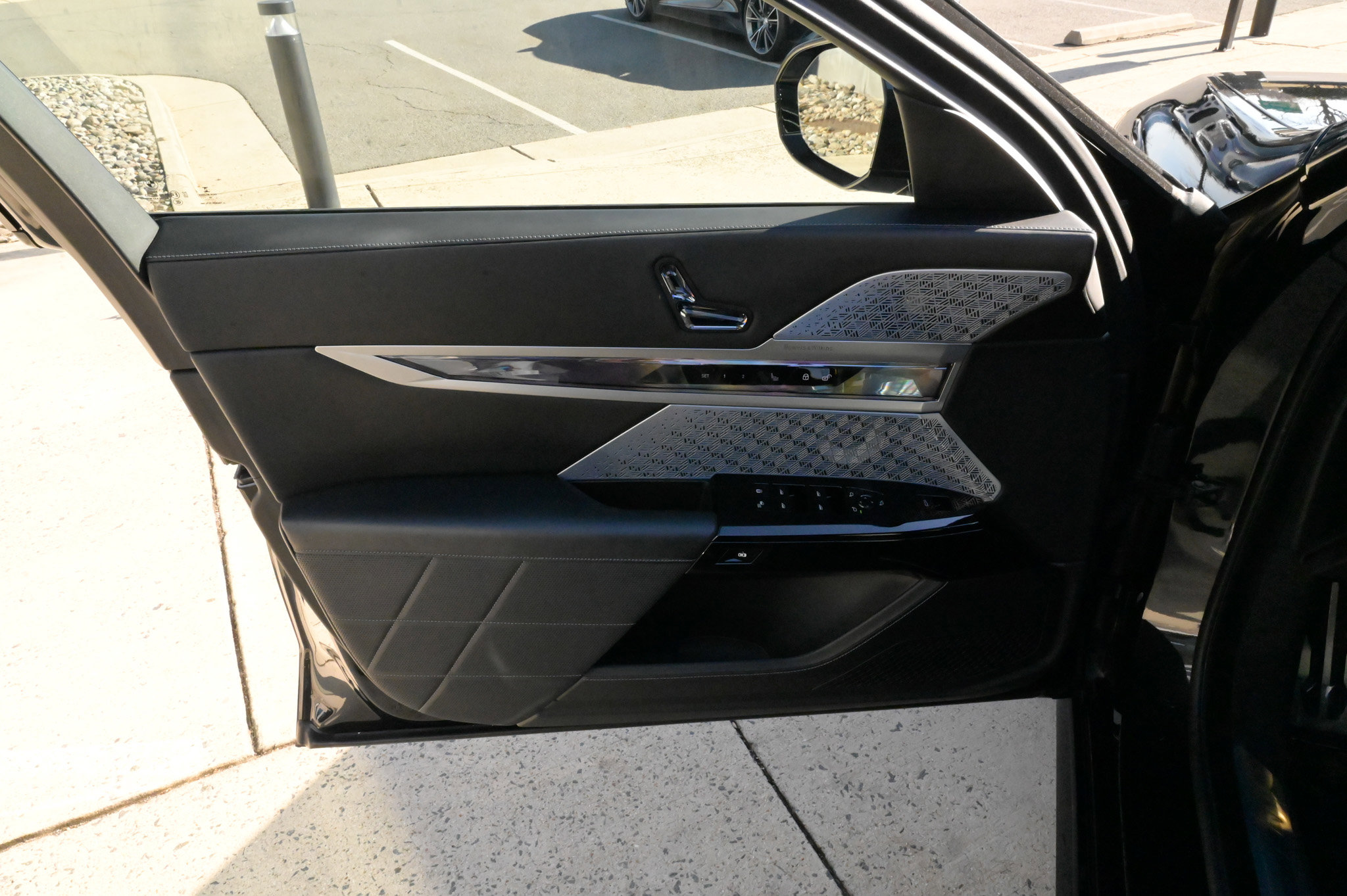 Used 2023 BMW 760i xDrive w/ Executive Package image 17