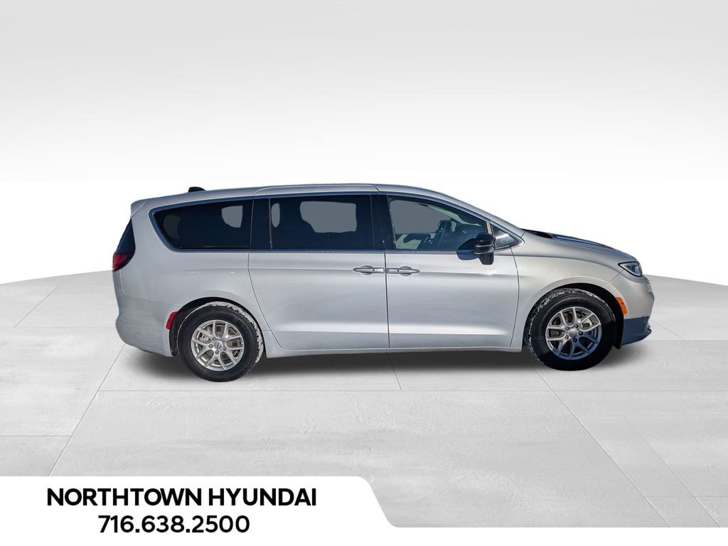 Used 2024 Chrysler Pacifica Touring-L image 5