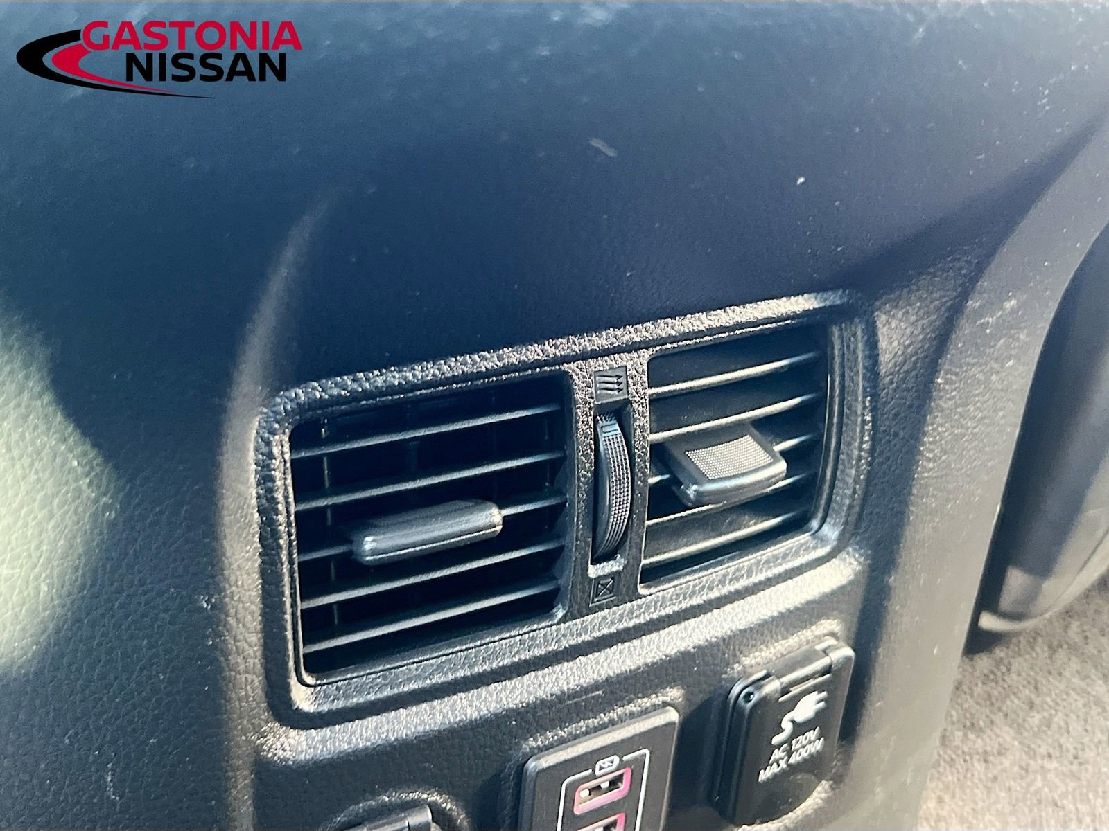 Used 2021 Nissan Titan SV w/ SV Convenience Package image 35