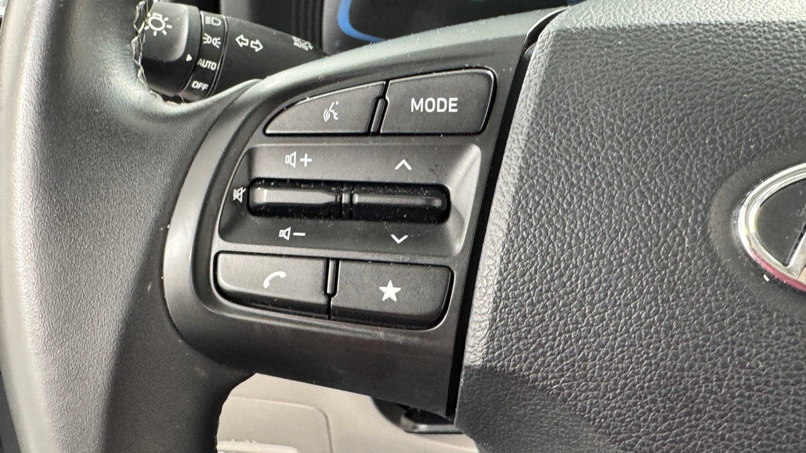 Used 2025 Hyundai Venue SEL FWD image 21
