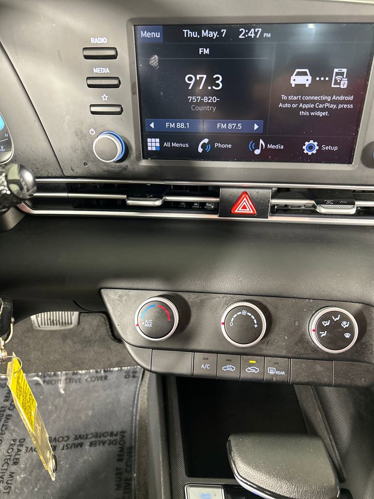 Certified 2025 Hyundai Elantra SE FWD image 14