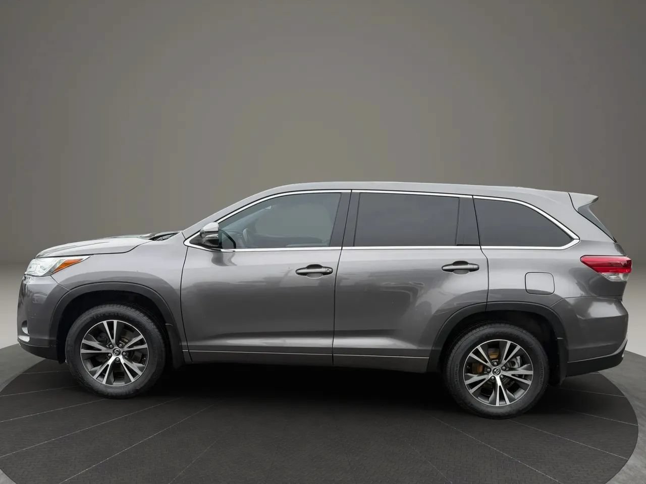 Used 2017 Toyota Highlander Plus AWD/4WD image 7