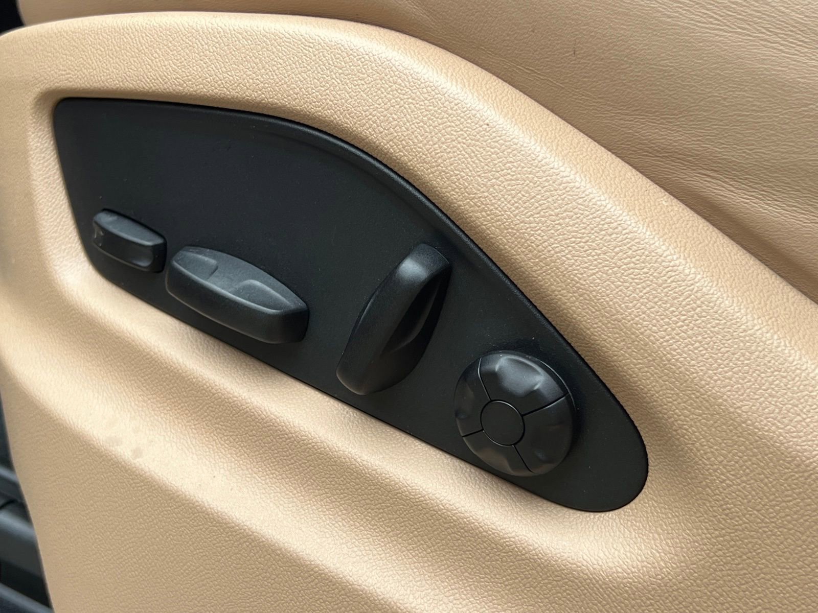 Certified 2023 Porsche Cayenne Platinum Edition image 33