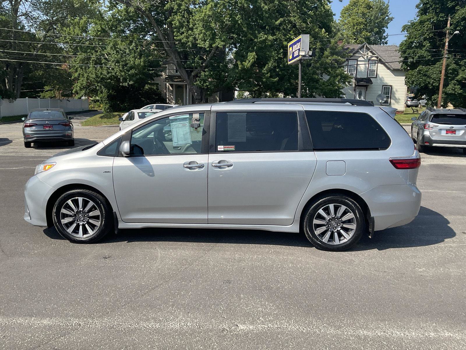 Used 2020 Toyota Sienna XLE Premium AWD/4WD image 2