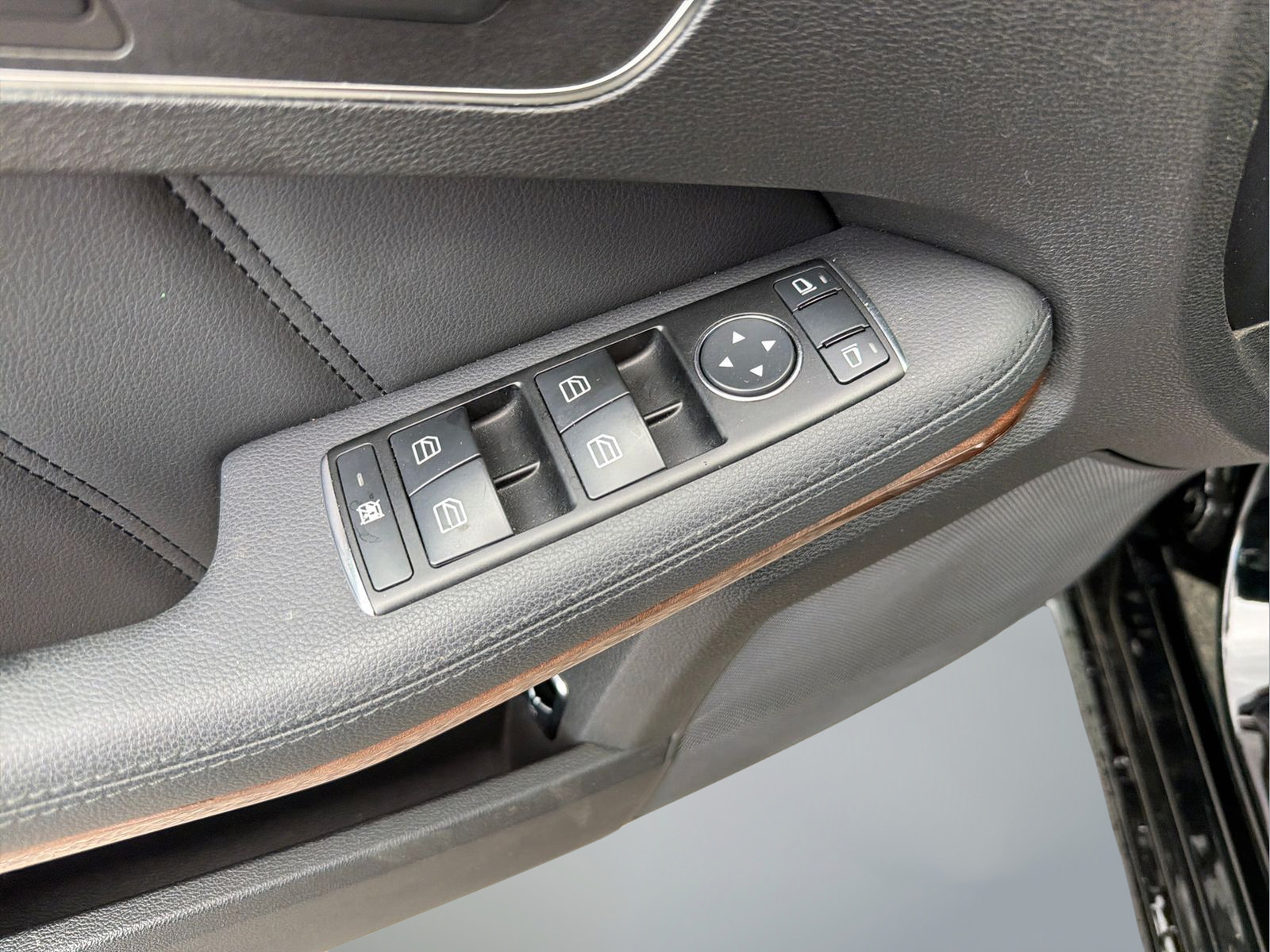 Used 2013 Mercedes-Benz E 350 Sedan image 27