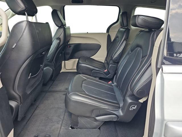 Used 2024 Chrysler Pacifica Touring-L FWD image 11