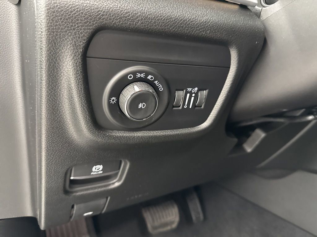 Used 2025 Jeep Grand Cherokee L Limited w/ MOPAR Finishing Package image 18