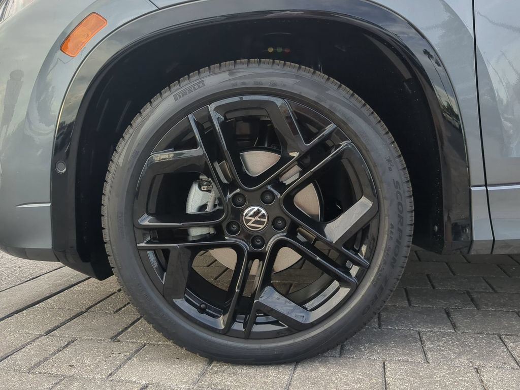 New 2025 Volkswagen Tiguan SE R-Line FWD image 33