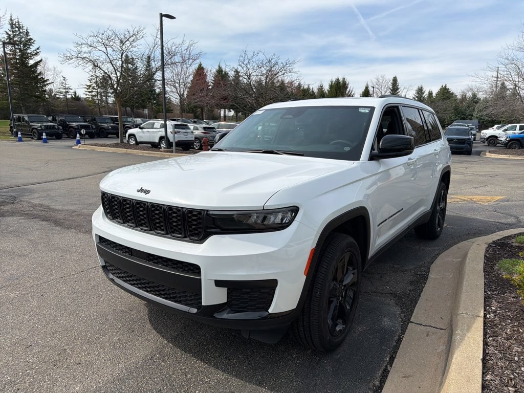 Used 2024 Jeep Grand Cherokee L Altitude AWD/4WD image 6