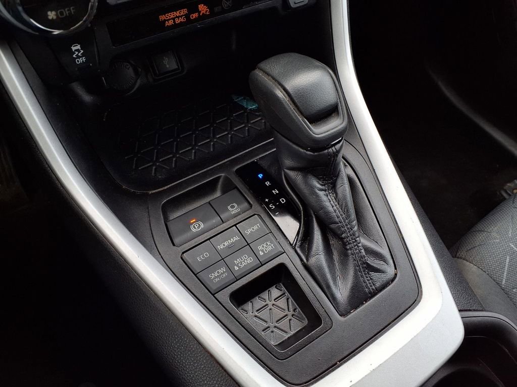 Used 2020 Toyota RAV4 XLE AWD/4WD image 14