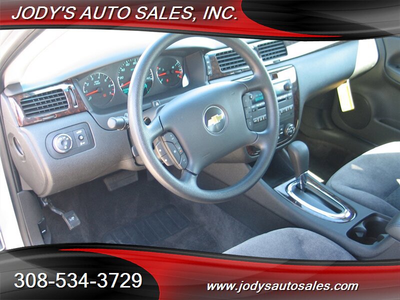 Used 2016 Chevrolet Impala LT FWD image 2