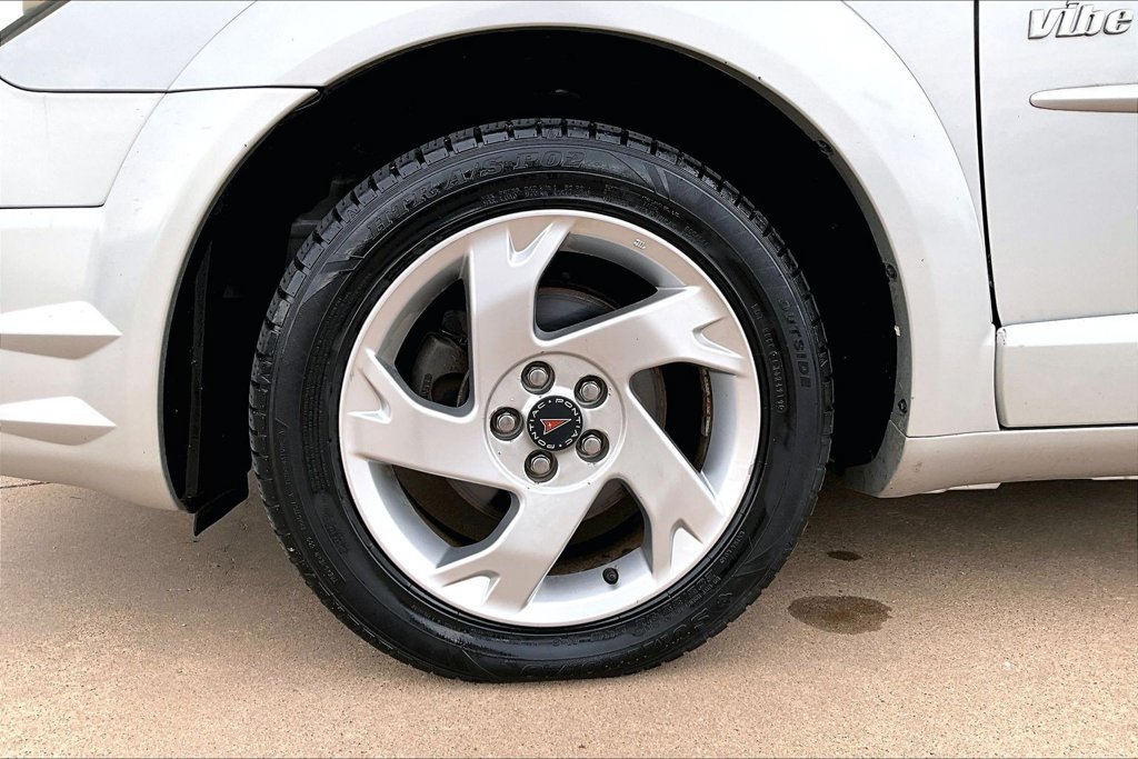 Used 2004 Pontiac Vibe w/ Moon And Tunes Value Package FWD image 8