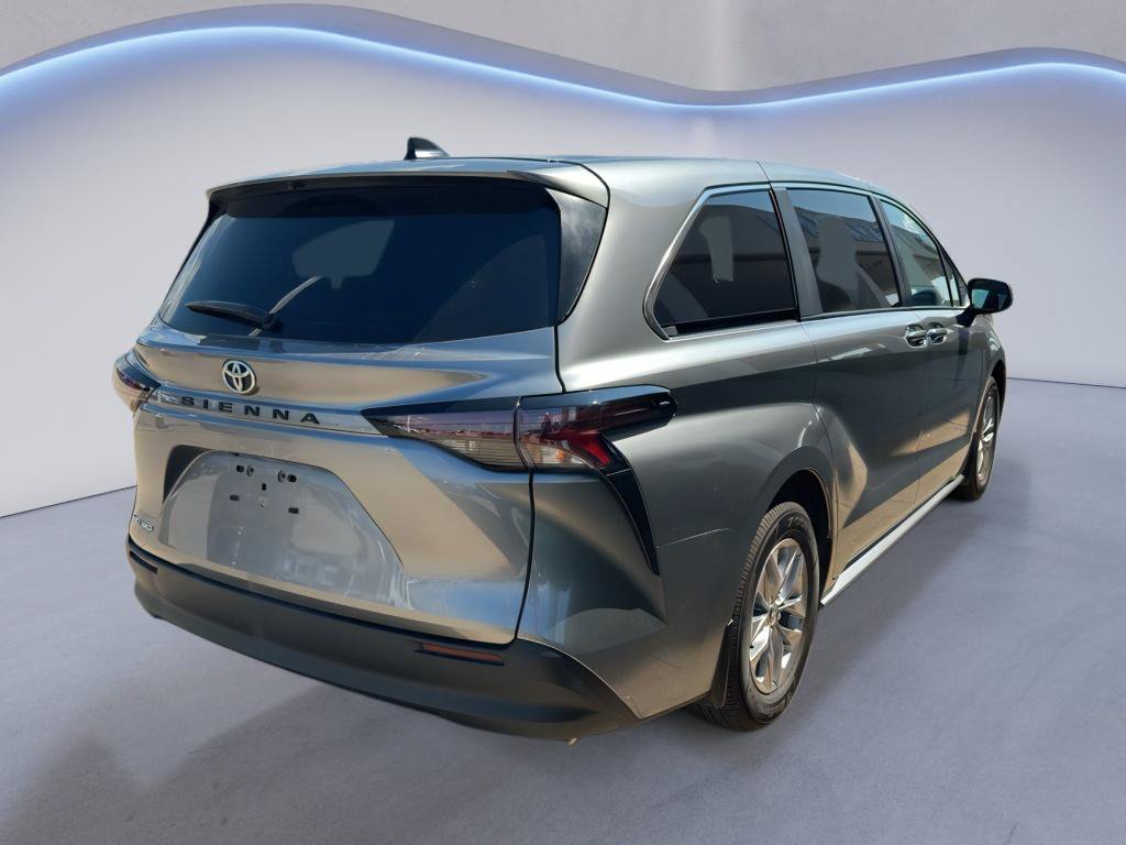 Used 2026 Toyota Sienna LE AWD/4WD image 10