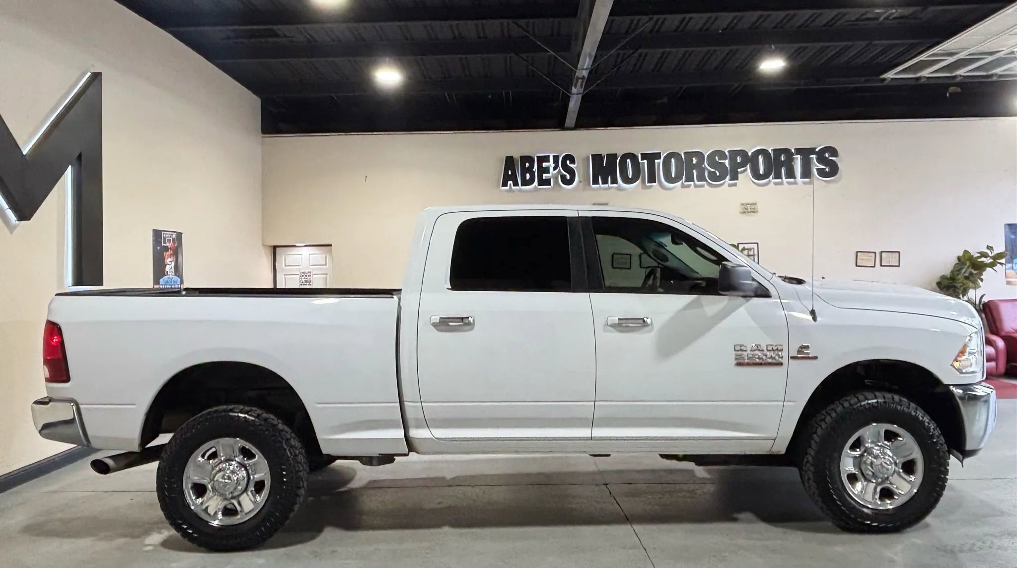 Used 2018 RAM 2500 SLT AWD/4WD image 4