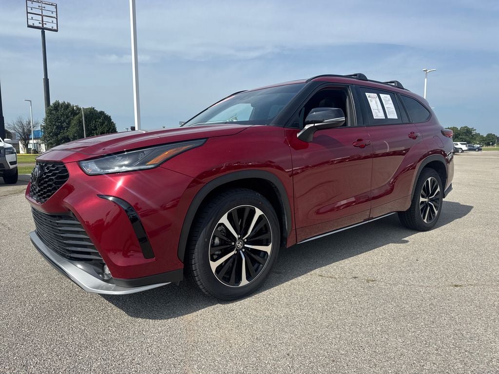Used 2022 Toyota Highlander XSE FWD image 2