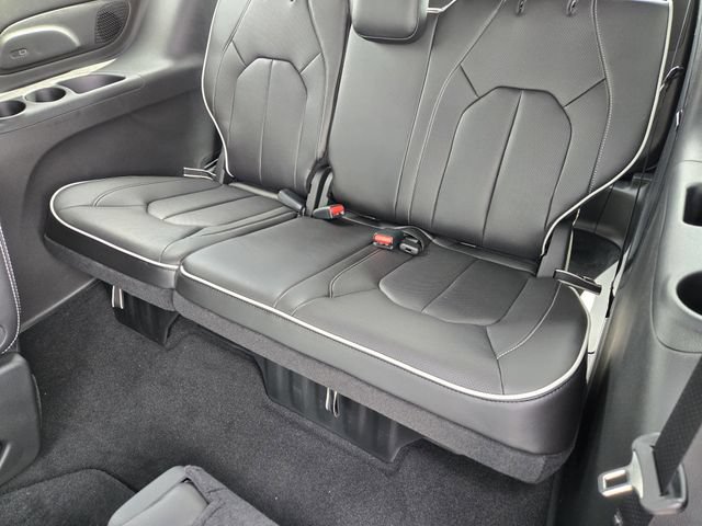 New 2026 Chrysler Pacifica Limited w/ Uconnect Theater Family Group FWD image 23