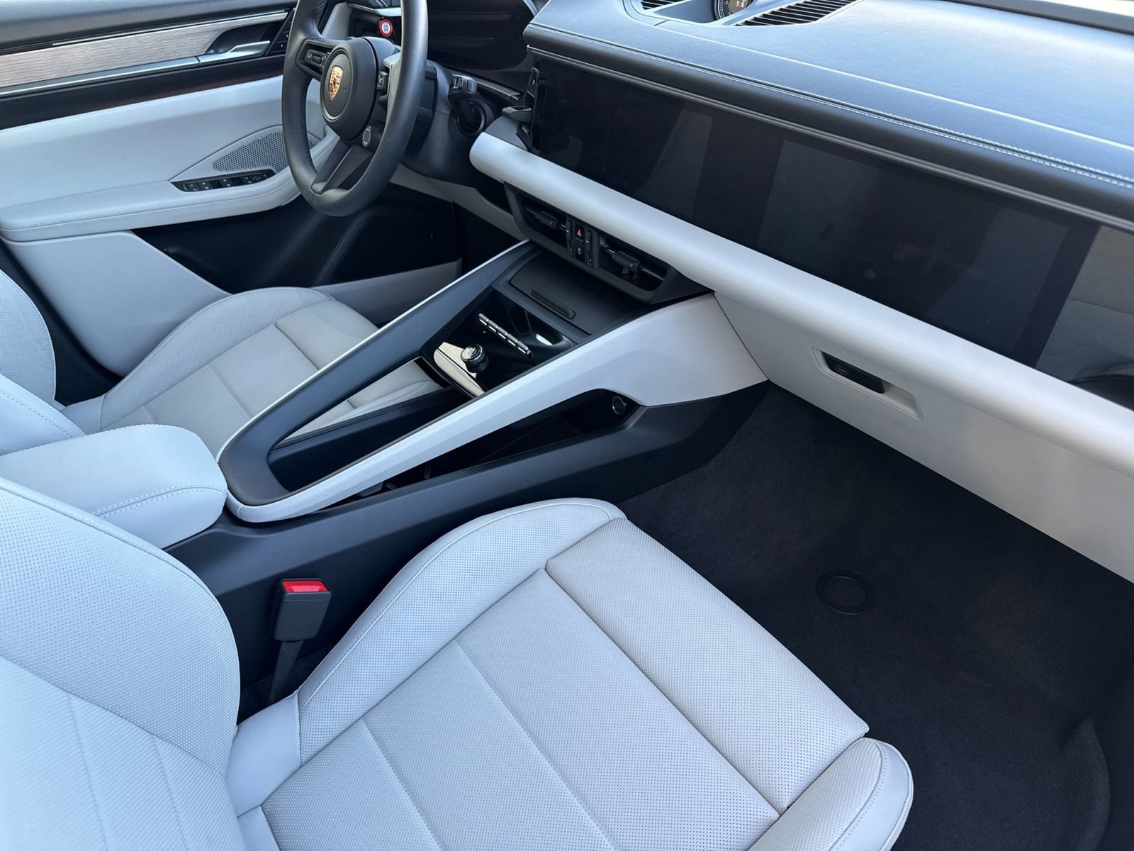 Used 2025 Porsche Macan 4 Electric image 18