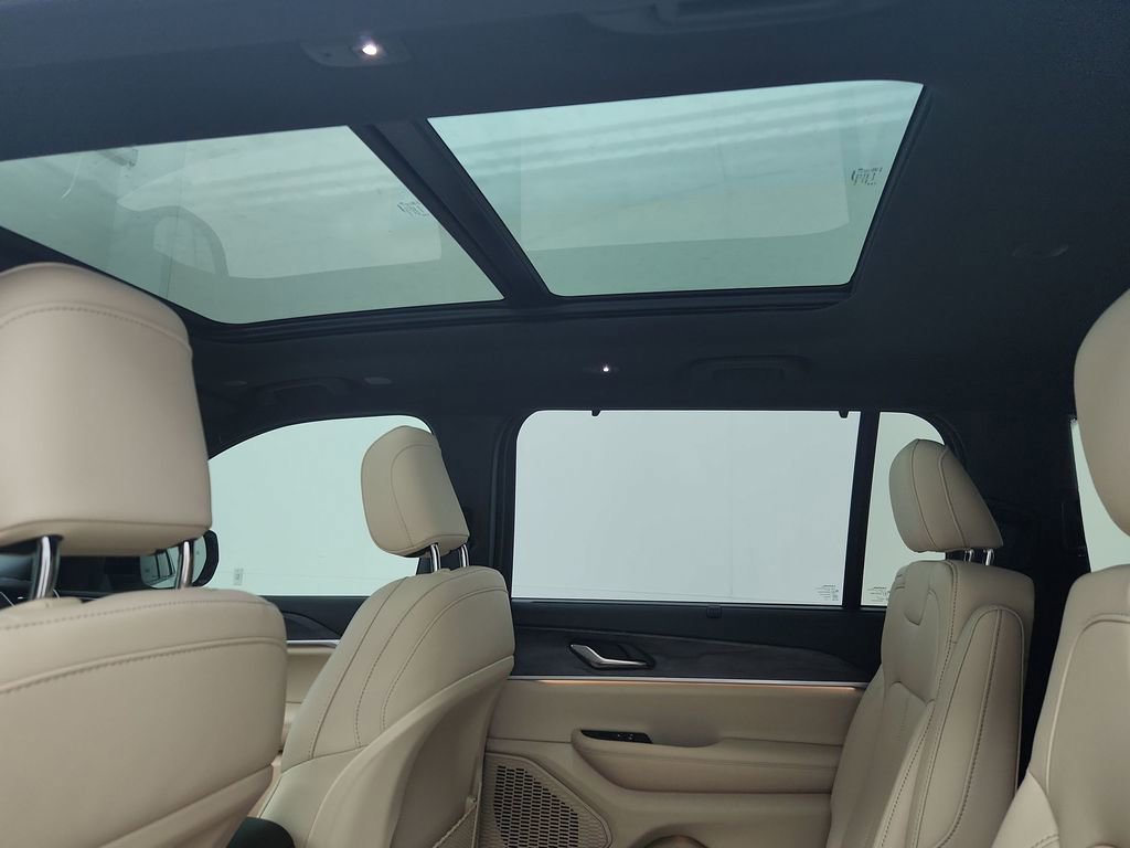 New 2025 Jeep Grand Cherokee L Limited w/ Luxury Tech Group II image 31