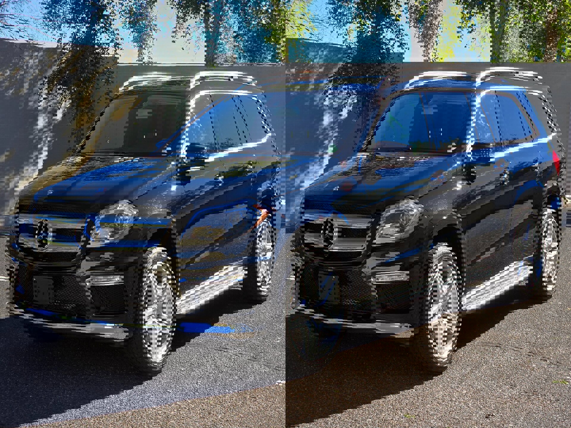 Used 2015 Mercedes-Benz GL 550 4MATIC image 4