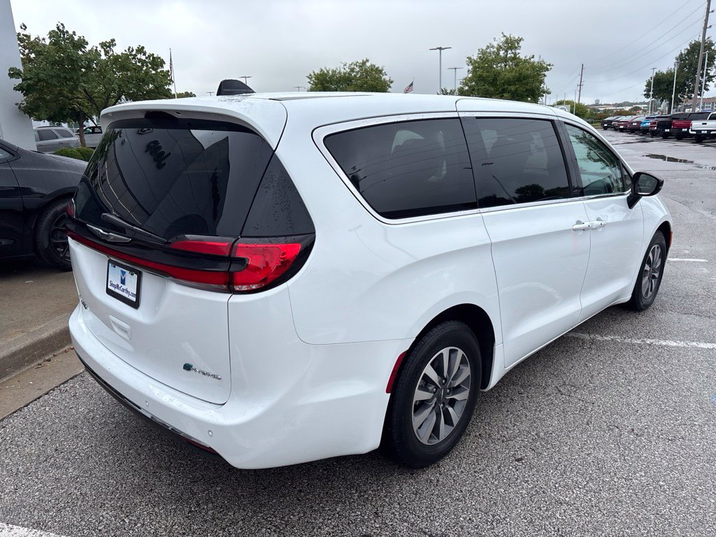 Used 2024 Chrysler Pacifica Limited FWD image 8