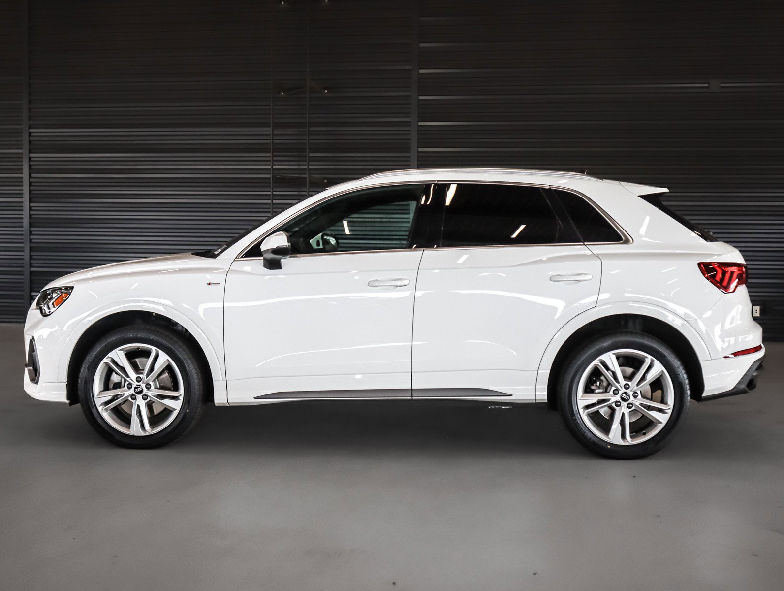 Used 2023 Audi Q3 2.0T Premium w/ Convenience Package AWD/4WD image 14