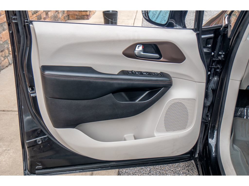 Used 2019 Chrysler Pacifica Touring-L image 9