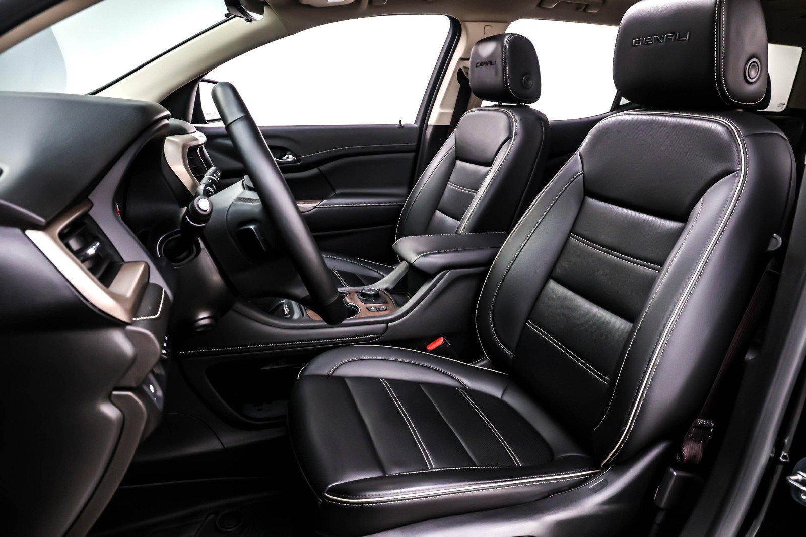 Used 2023 GMC Acadia Denali w/ Black Diamond Edition image 17