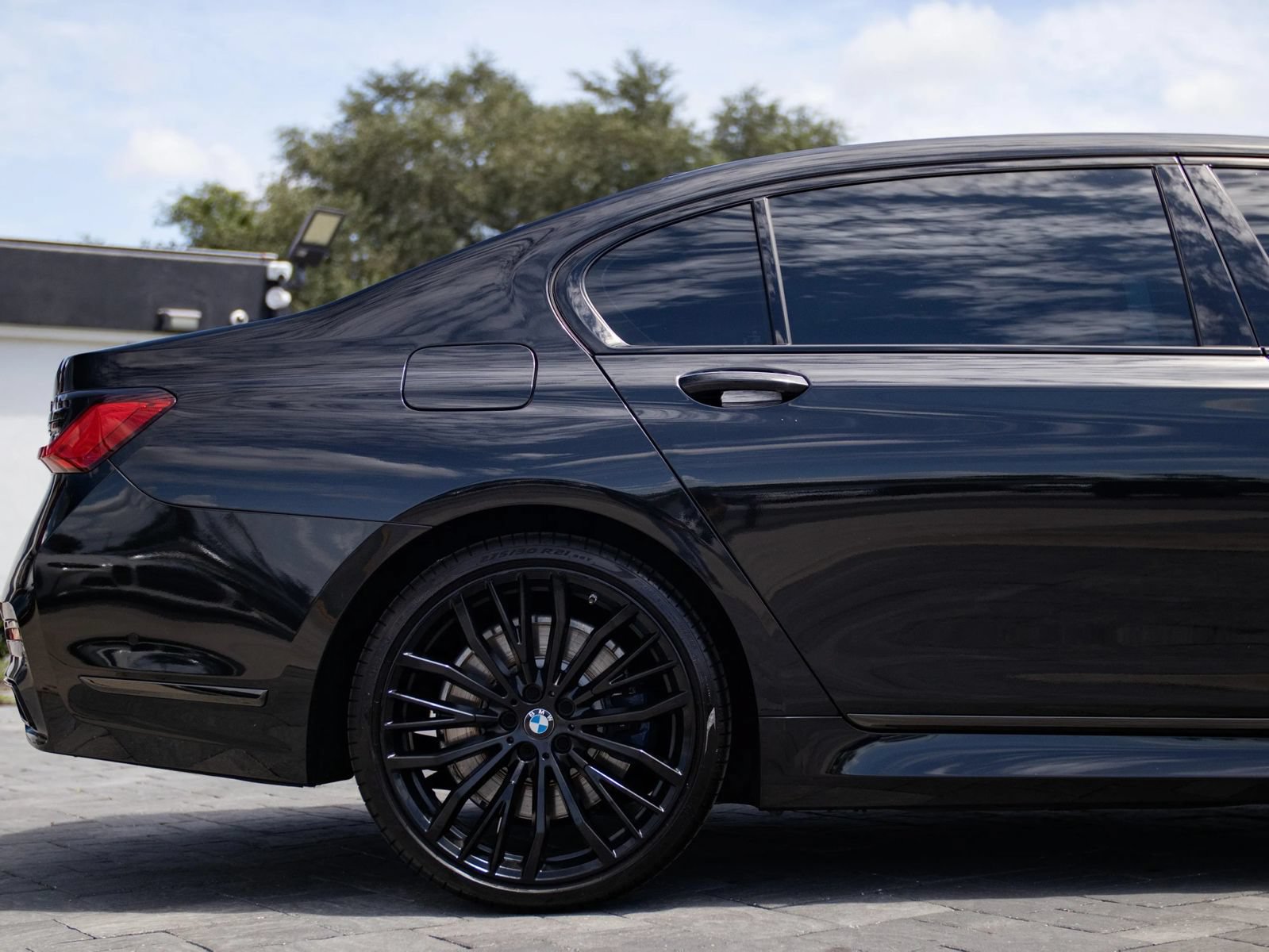 Used 2020 BMW 740i w/ M Sport Package RWD image 15