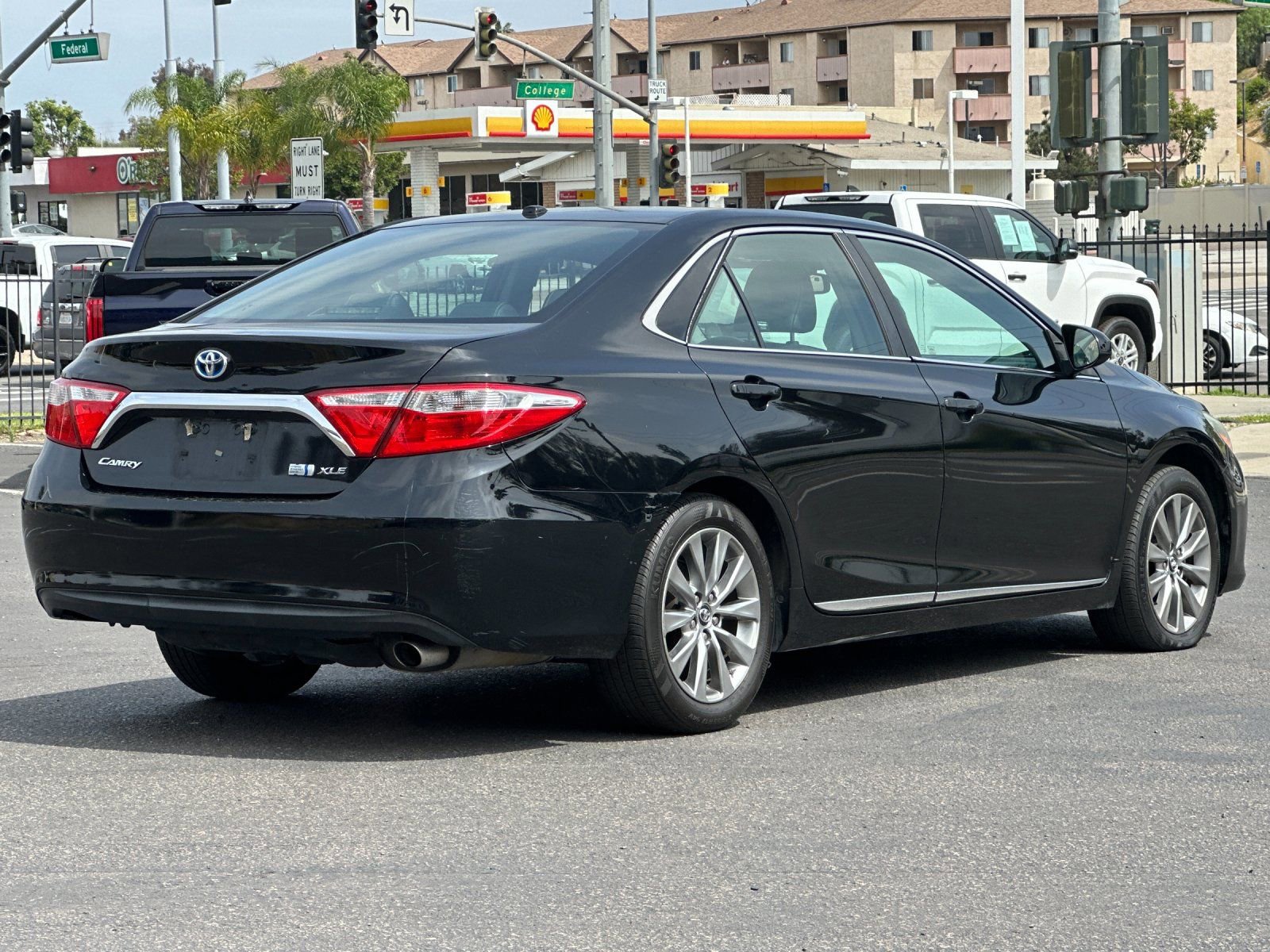 Used 2017 Toyota Camry XLE w/ Moonroof Package FWD image 5