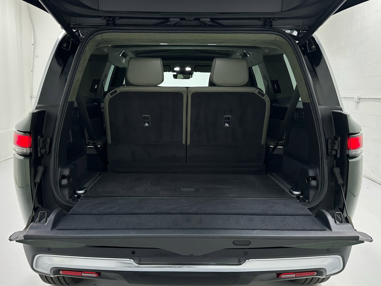 Used 2024 Rivian R1S Adventure image 43