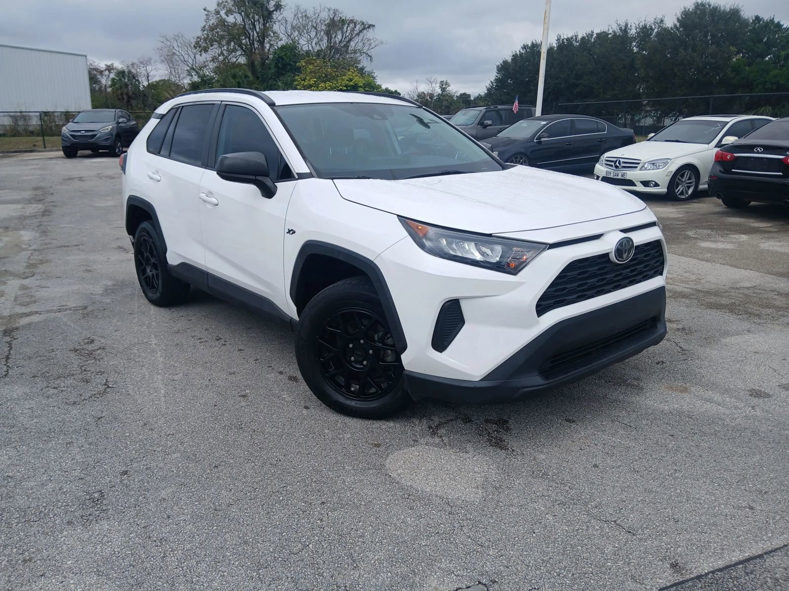 Used 2020 Toyota RAV4 LE image 1