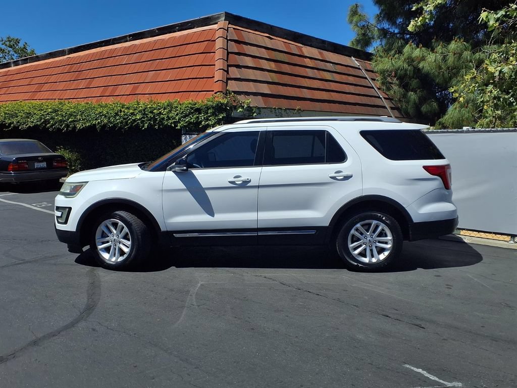 Used 2017 Ford Explorer XLT FWD image 3