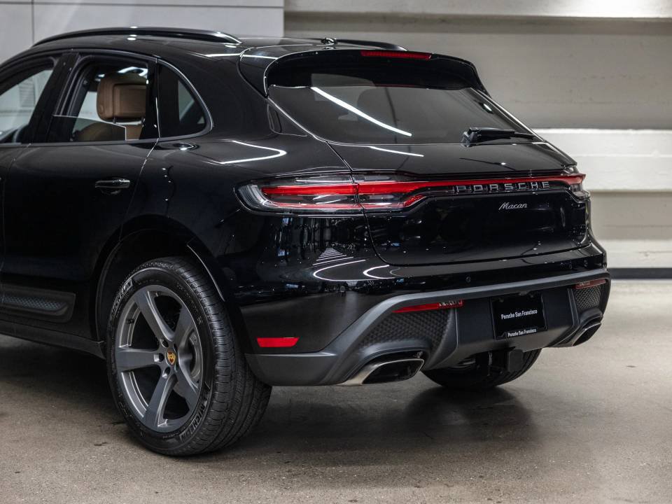 Certified 2026 Porsche Macan AWD/4WD image 17