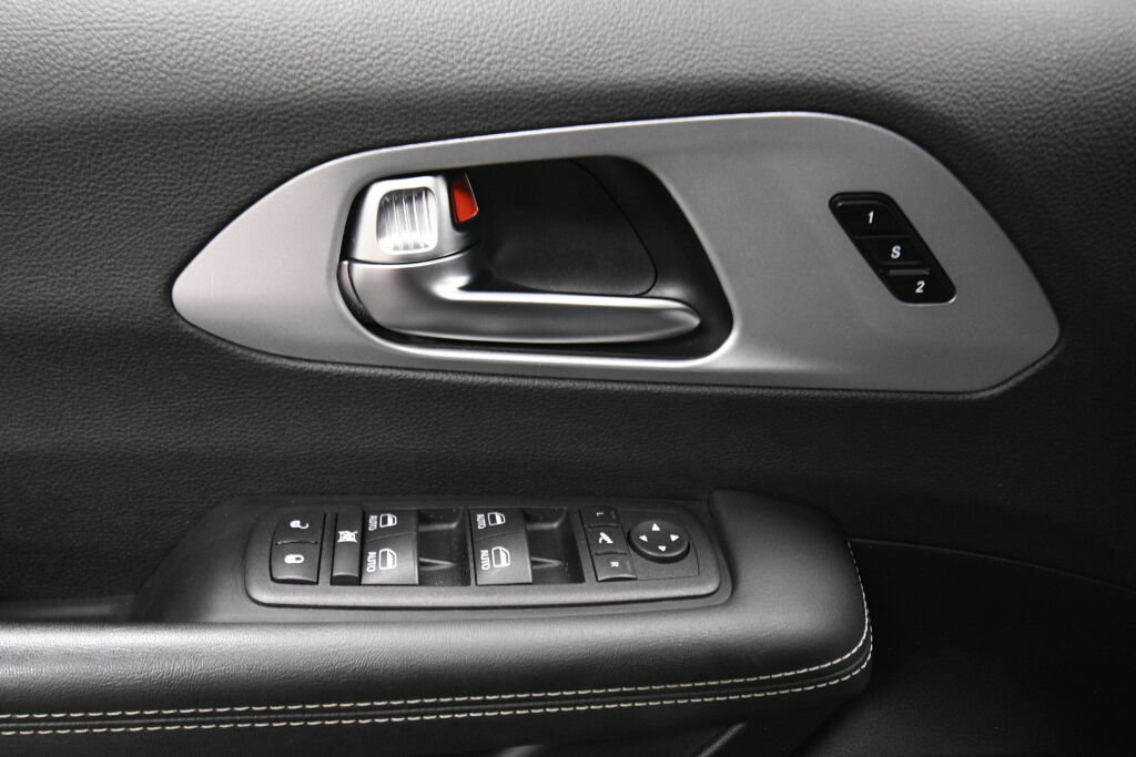 Used 2025 Chrysler Pacifica Limited FWD image 12