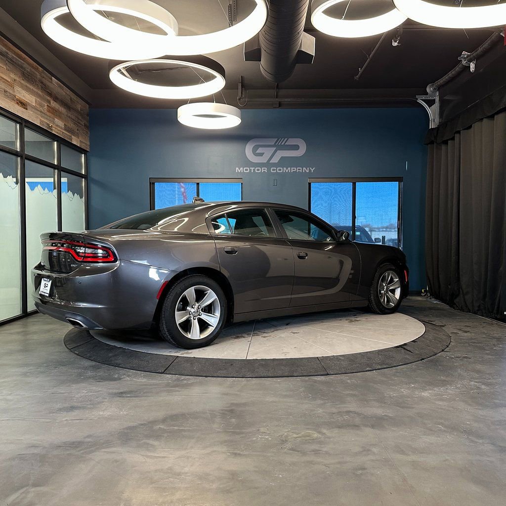 Used 2017 Dodge Charger SXT image 3