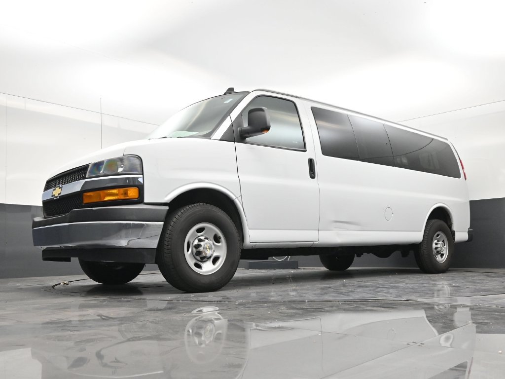 Used 2022 Chevrolet Express 3500 LS w/ Chrome Appearance Package RWD image 18
