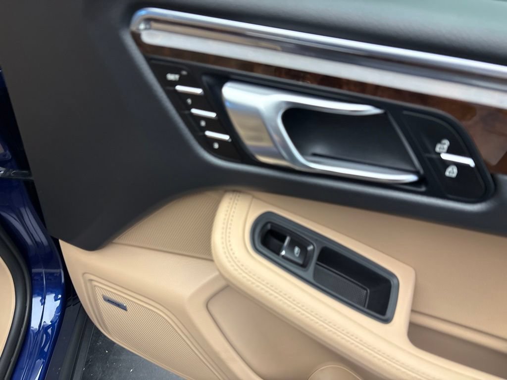 Certified 2026 Porsche Macan AWD/4WD image 24