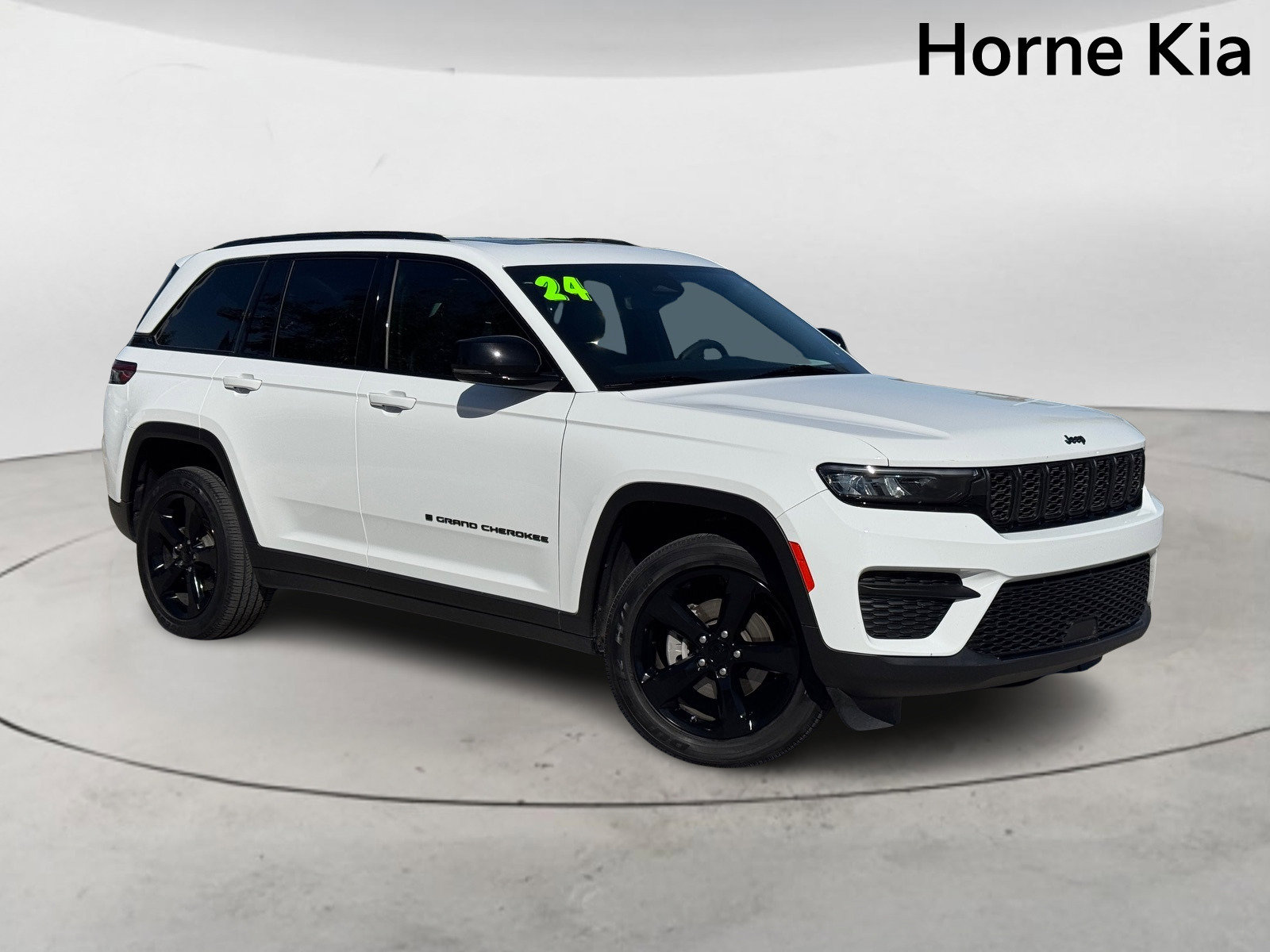 Used 2024 Jeep Grand Cherokee Altitude image 2