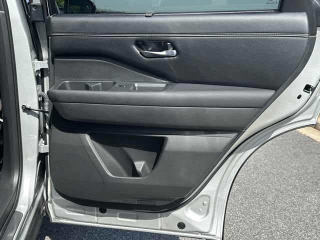Certified 2025 Nissan Pathfinder Platinum FWD image 18