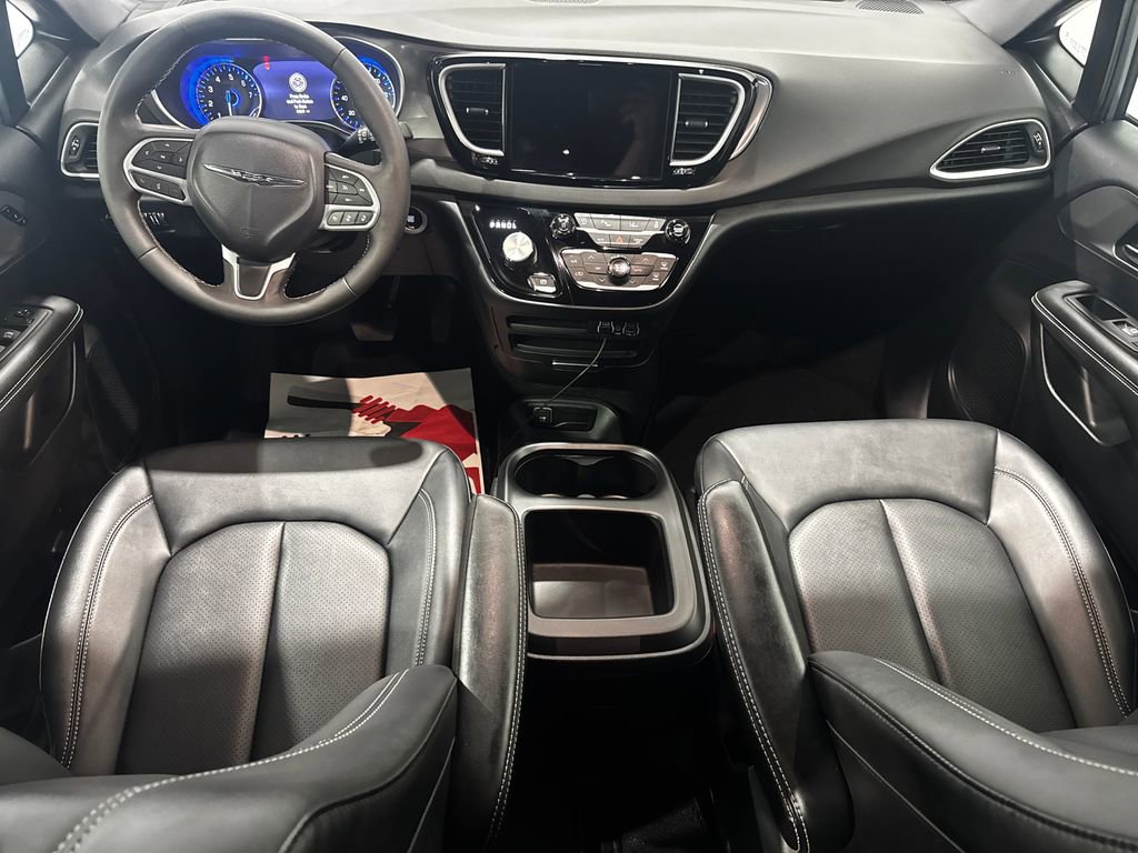 Used 2025 Chrysler Pacifica Select FWD image 30