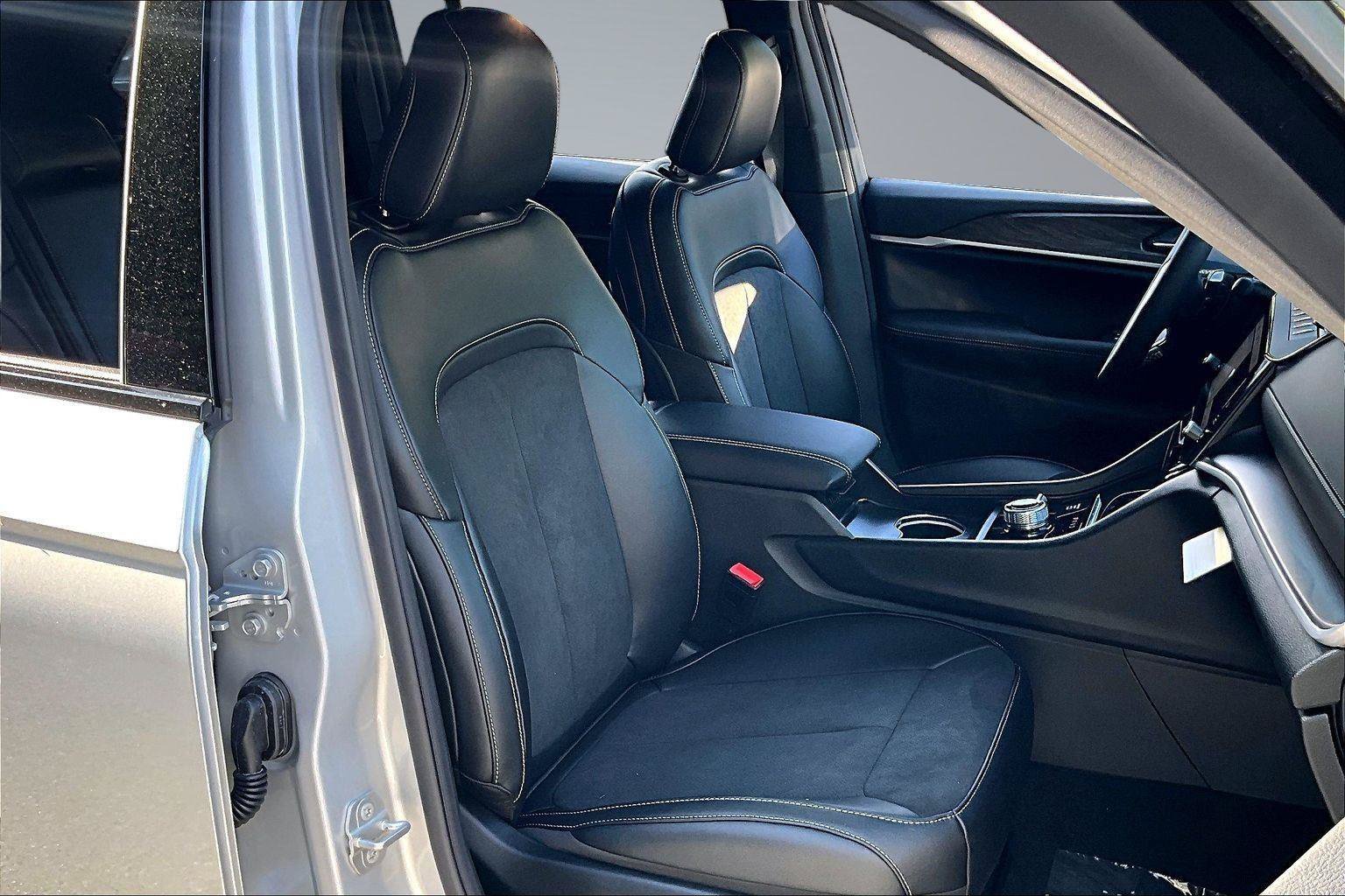 New 2026 Jeep Grand Cherokee Altitude AWD/4WD image 9